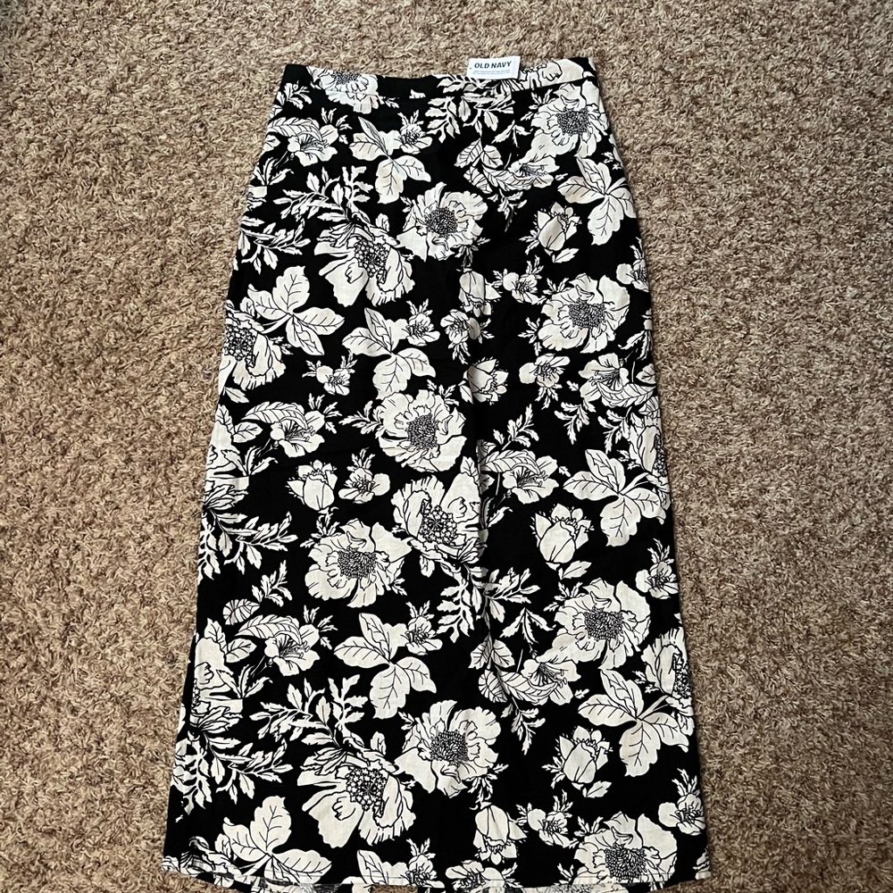 Old Navy Black and White Floral A-Line Skirt